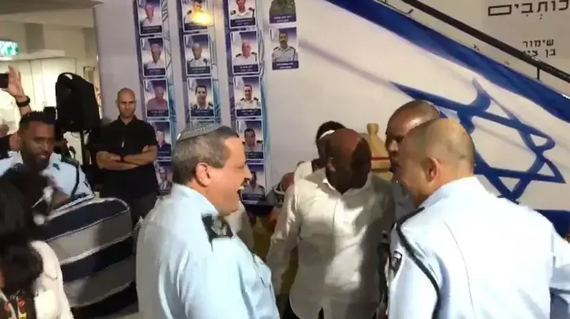 רוני אלשיך רוקד לצלילי מוזיקה אמהרית 