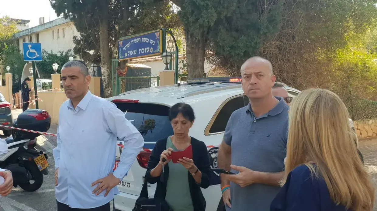 ראש עיריית רמת השרון רא שחזיר בבית כנסת ראש עיריית רמת השרון רא שחזיר בבית כנסת