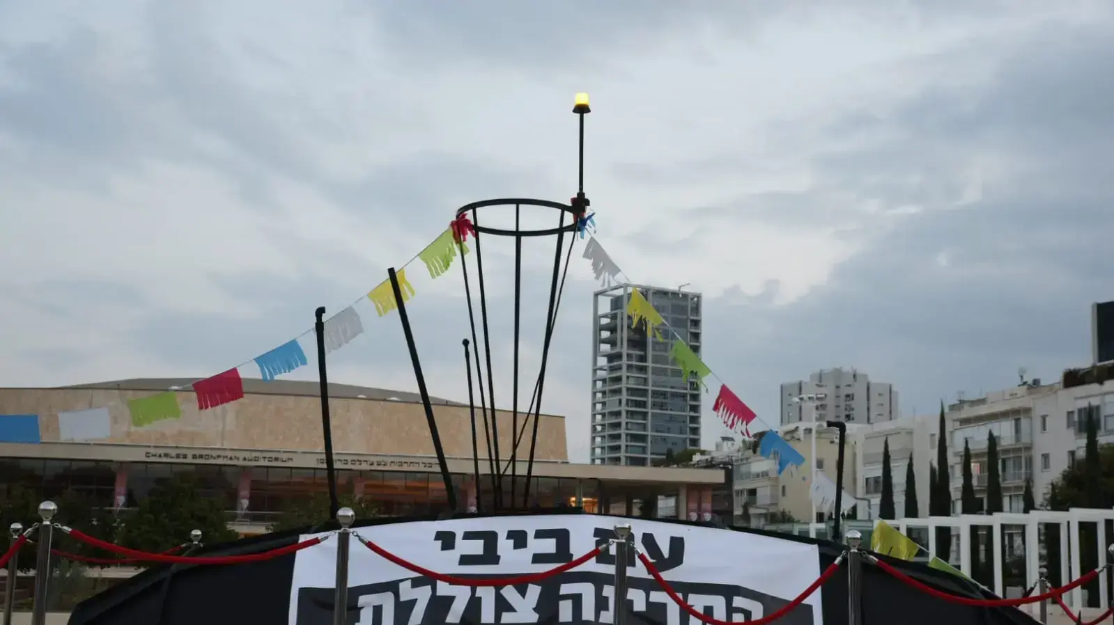 מיצג מחאה נגד פרשת הצוללות בהבימה מיצג מחאה נגד פרשת הצוללות בהבימה
