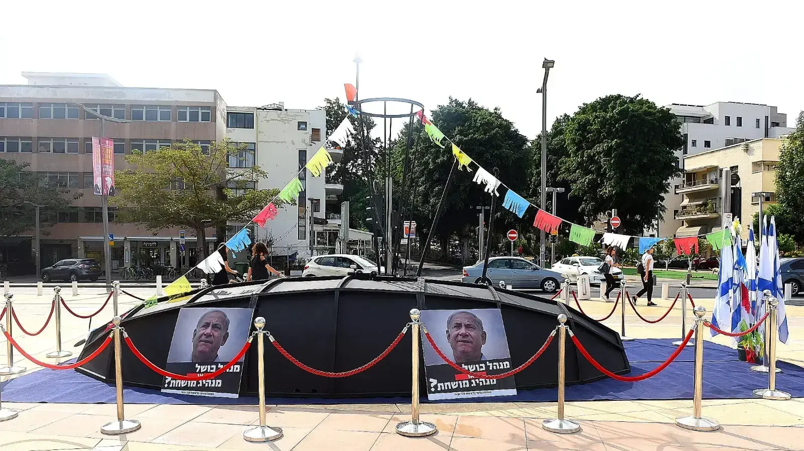 מיצג מחאה על פרשת הצוללות בהבימה מיצג מחאה על פרשת הצוללות בהבימה
