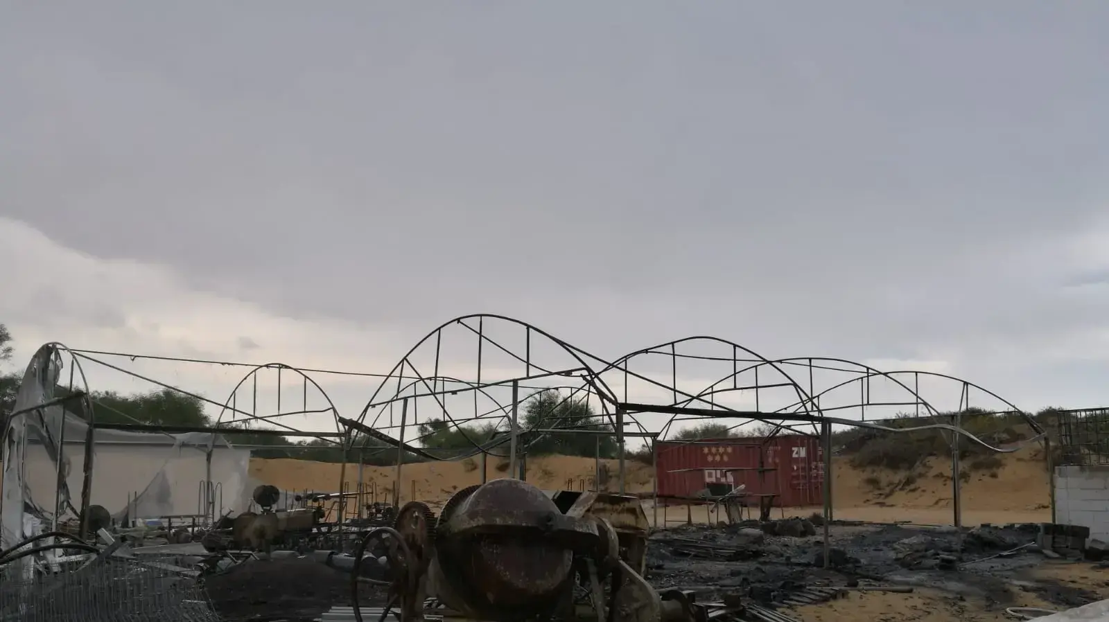 החממה בנתיב העשרה שנשרפה על ידי פלסטיני שחצה את הגדר בעזה החממה בנתיב העשרה שנשרפה על ידי פלסטיני שחצה את הגדר בעזה