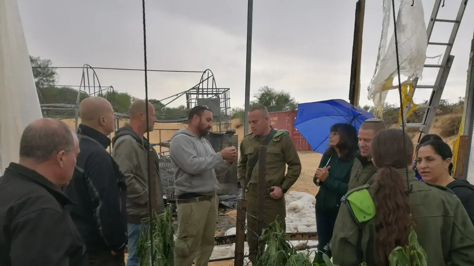 אלוף משנה אבי רוזנפלד מפקד החטיבה הצפונית באוגדת עזה עם תושבים על רקע החממות שהוצתו בנתיב העשרה 10.11.2018 אלוף משנה אבי רוזנפלד מפקד החטיבה הצפונית באוגדת עזה עם תושבים על רקע החממות שהוצתו בנתיב העשרה 10.11.2018
