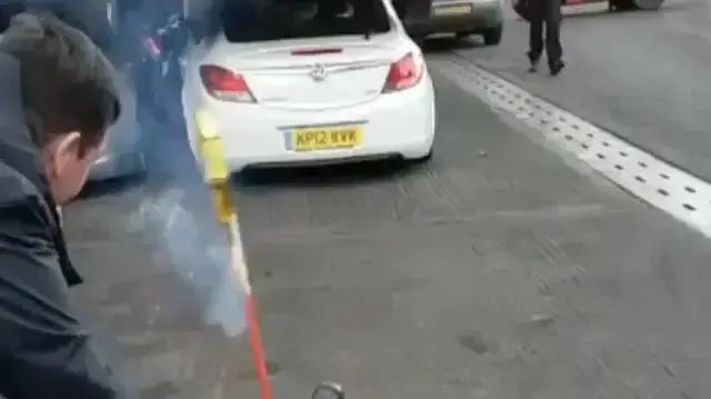 אדם עם זיקוק בישבן אדם עם זיקוק בישבן