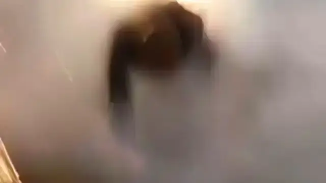 אדם עם זיקוק בישבן אדם עם זיקוק בישבן