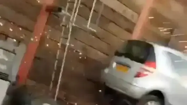 אדם עם זיקוק בישבן אדם עם זיקוק בישבן