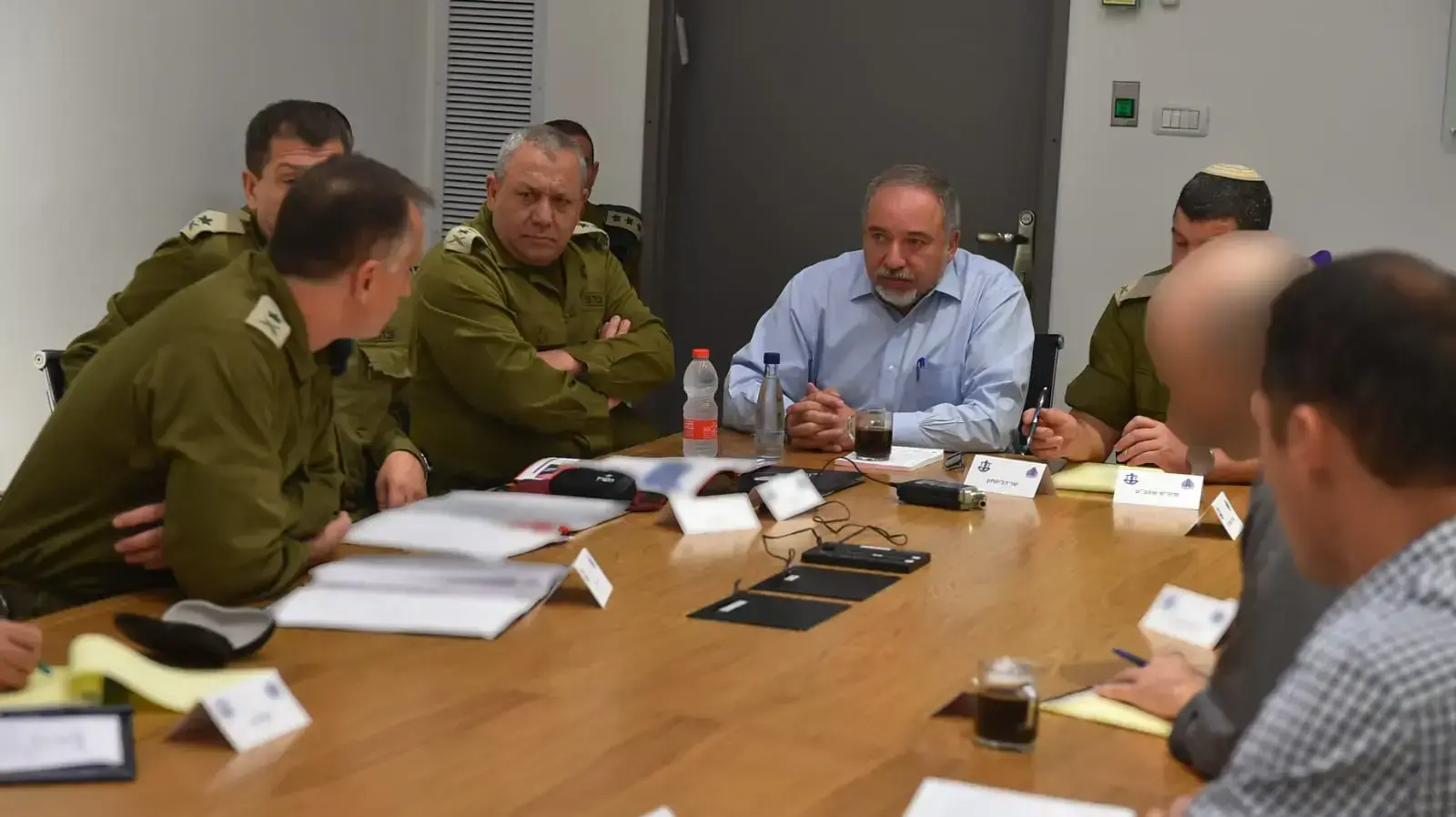 אביגדור ליברמן בהתייעצות בקריה בנושא ההסלמה בדרום , נובמבר 2018 אביגדור ליברמן בהתייעצות בקריה בנושא ההסלמה בדרום , נובמבר 2018