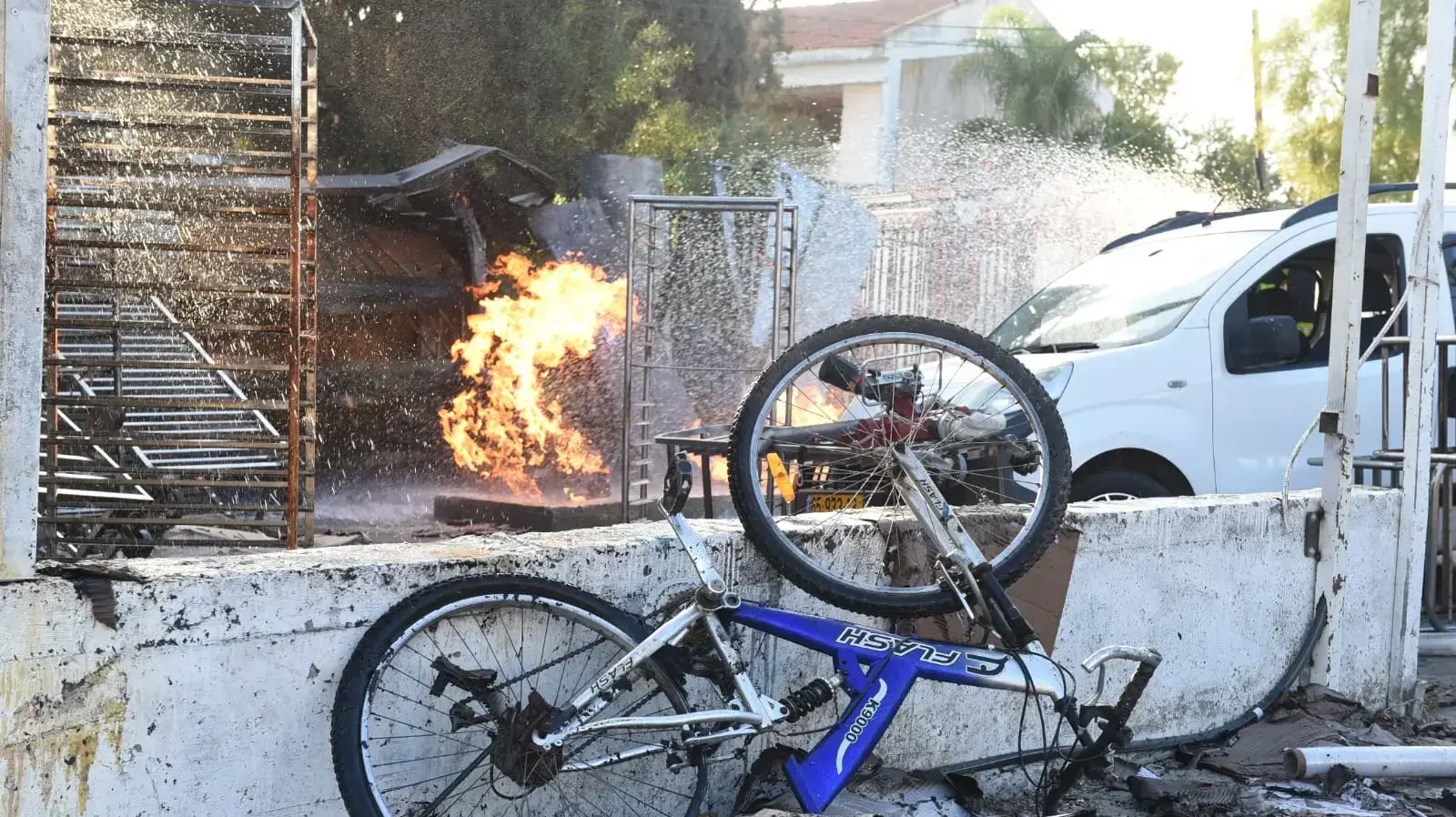 שריפה במפעל בשדרות בעקבות פגיעה ישירה, 13 בנובמבר 2018 שריפה במפעל בשדרות בעקבות פגיעה ישירה, 13 בנובמבר 2018