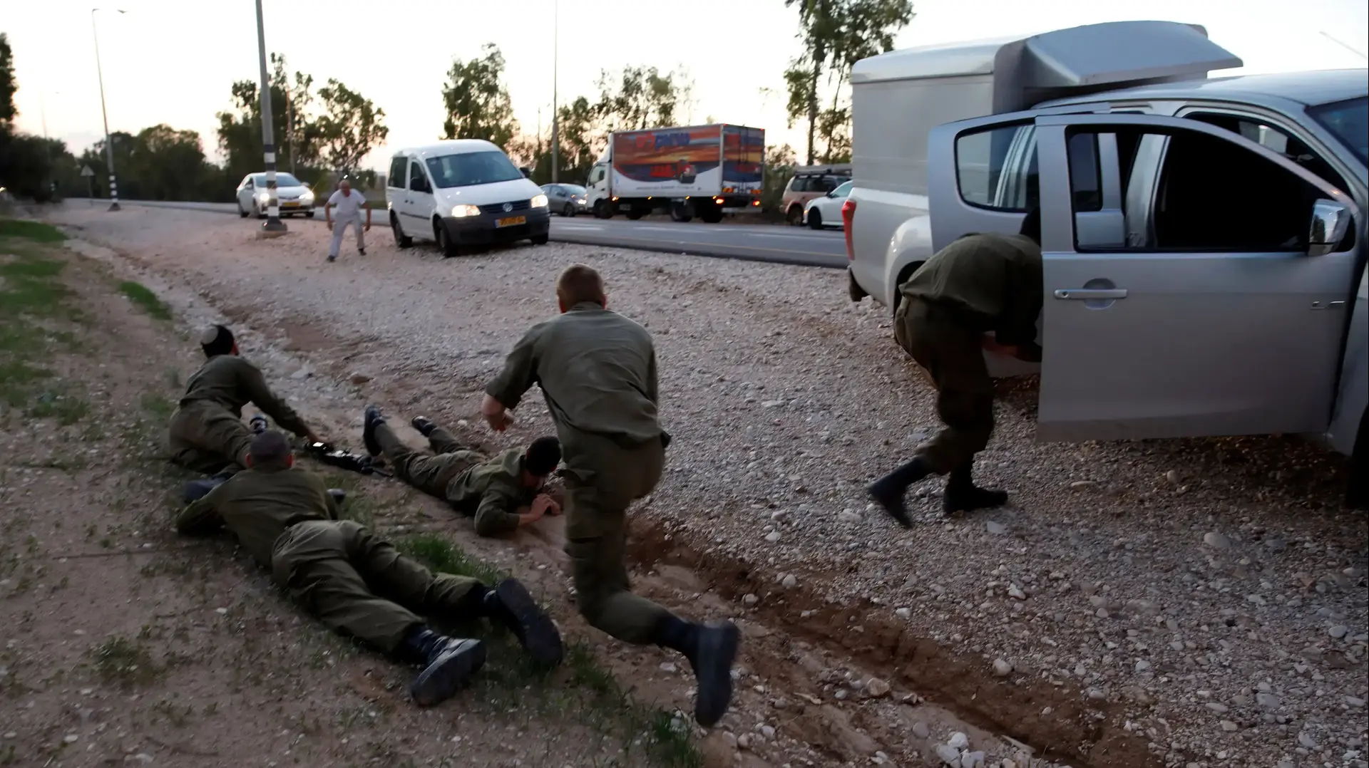 חיילים תופסים מחסה בזמן שיגור בגבול רצועת עזה, 12 בנובמבר 2018 חיילים תופסים מחסה בזמן שיגור בגבול רצועת עזה, 12 בנובמבר 2018