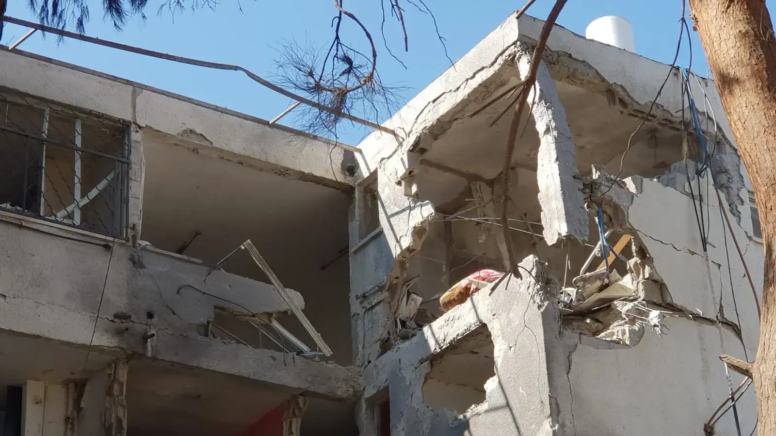 נזק לבניין ולרכבים בסביבת הפגיעה הישירה באשקלון אמש, 13 בנובמבר 2018