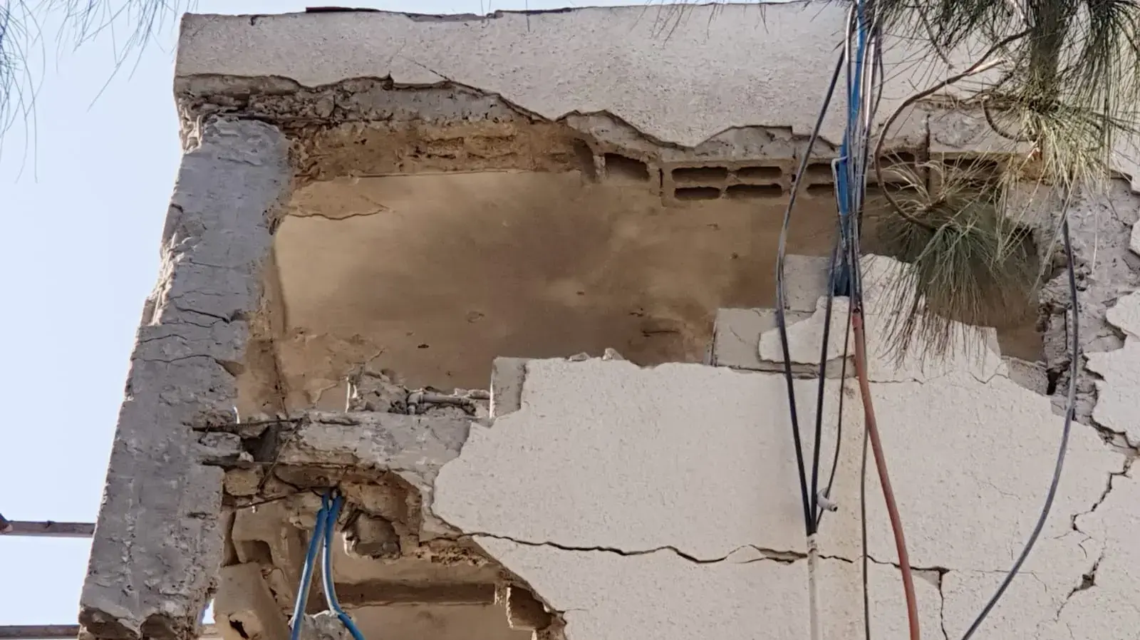 נזק לבניין ולרכבים בסביבת הפגיעה הישירה באשקלון אמש, 13 בנובמבר 2018 נזק לבניין ולרכבים בסביבת הפגיעה הישירה באשקלון אמש, 13 בנובמבר 2018