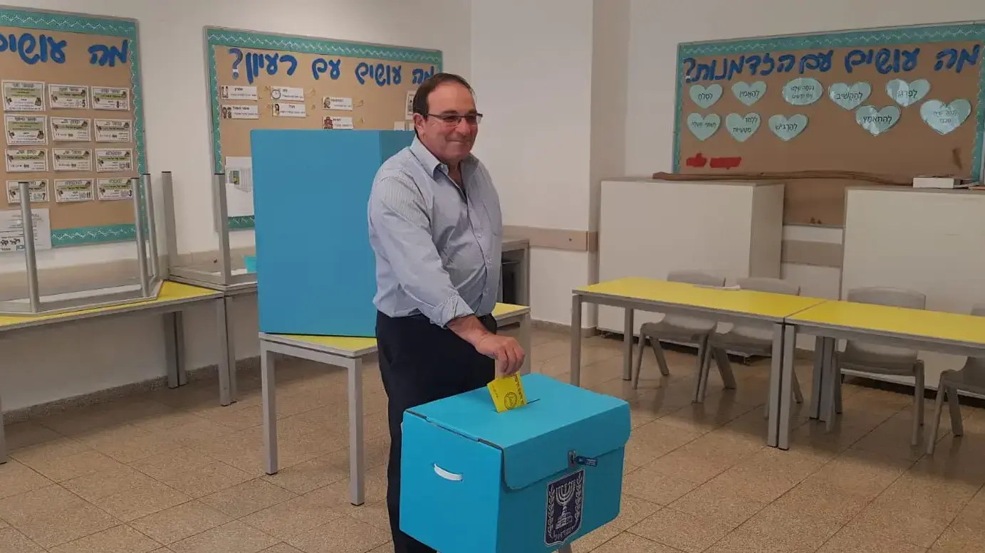 דב צור הגיע להצביע בראשון לציון 13 בנובמבר 2018 דב צור הגיע להצביע בראשון לציון 13 בנובמבר 2018