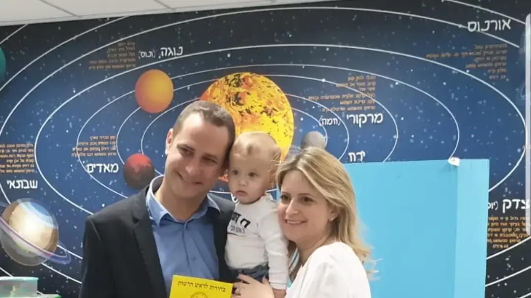 רז קינסטליך ומשפחתו, מצביע בקלפי בראשון לציון 13 בנובמבר 2018 רז קינסטליך ומשפחתו, מצביע בקלפי בראשון לציון 13 בנובמבר 2018