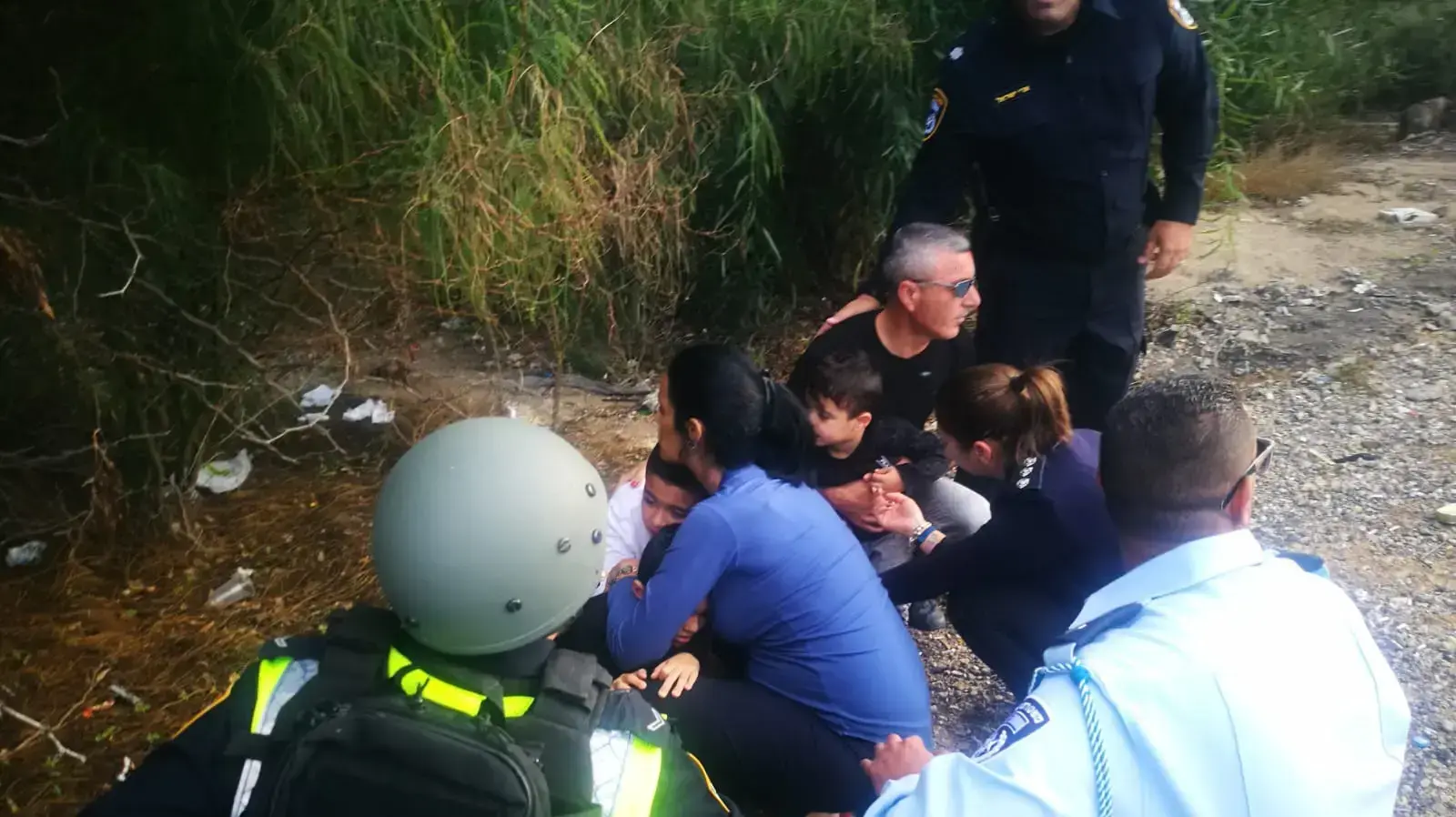שוטרים מגוננים על ילדים בצומת יד מורדכי שוטרים מגוננים על ילדים בצומת יד מורדכי