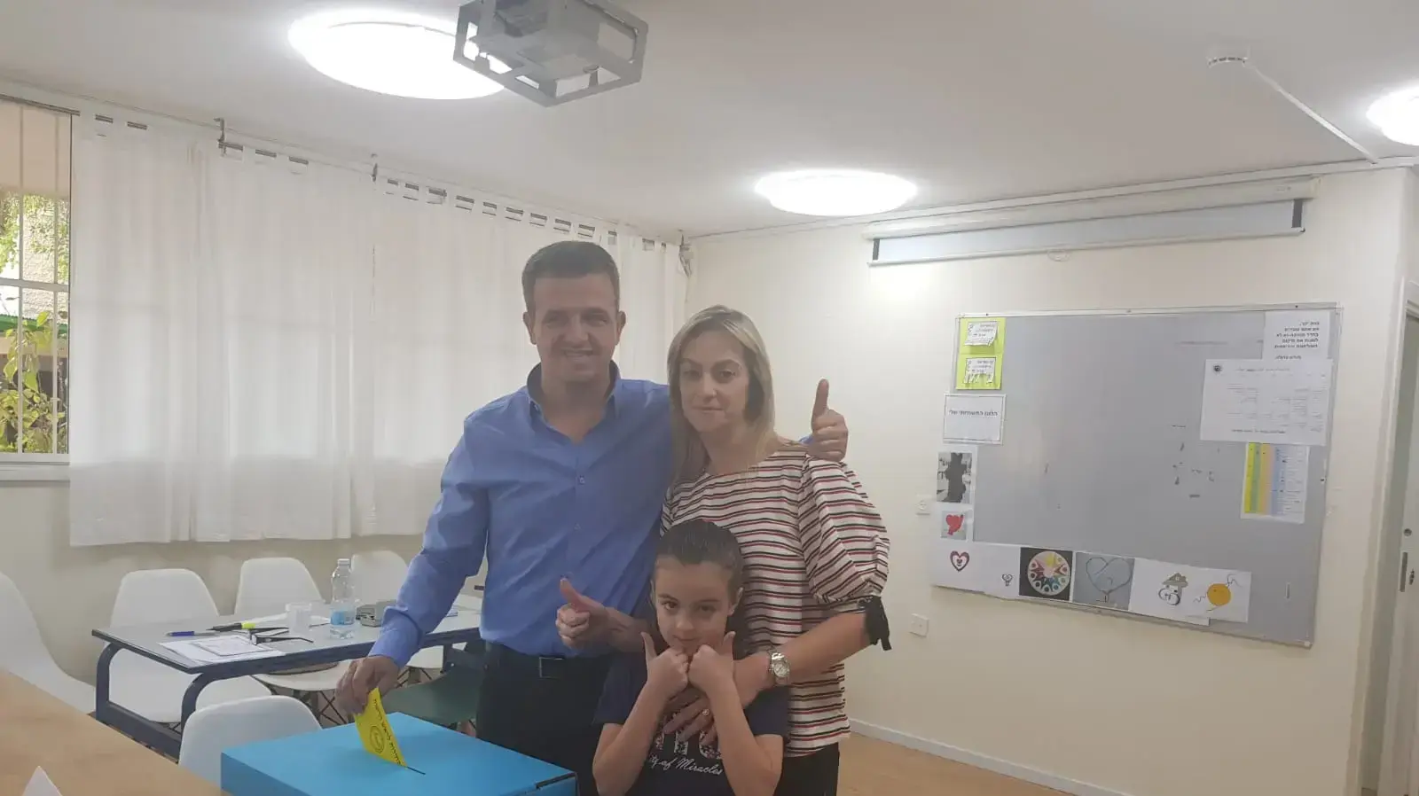 כרמל שאמה ורעייתו מצביעים 