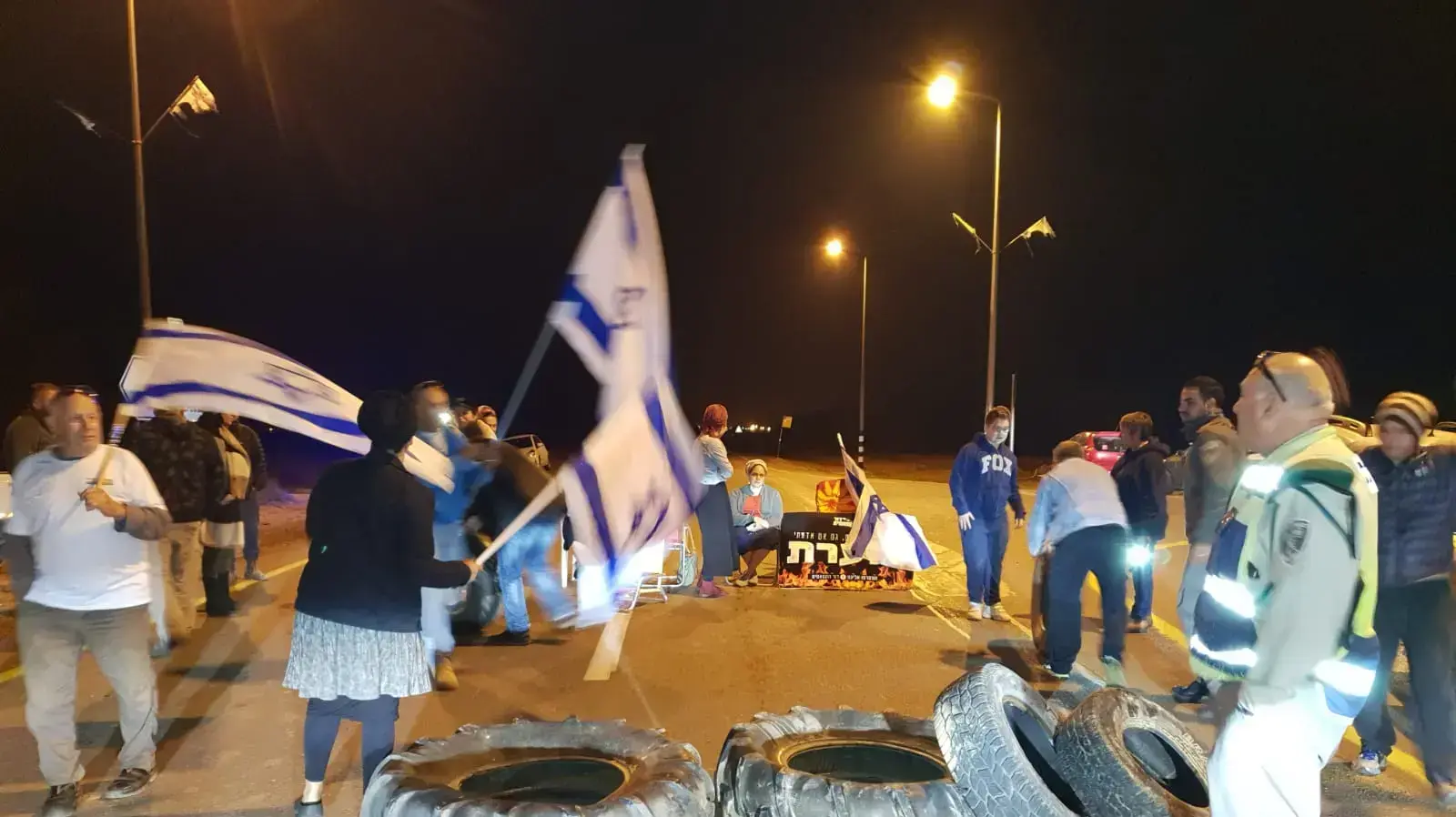 מחאת תושבי הדרום: מפגינים ליד מעבר כרם שלום, 14 בנובמבר 2018 מחאת תושבי הדרום: מפגינים ליד מעבר כרם שלום, 14 בנובמבר 2018