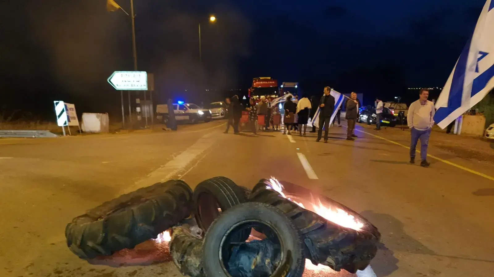 מחאת תושבי הדרום: מפגינים ליד מעבר כרם שלום, 14 בנובמבר 2018 מחאת תושבי הדרום: מפגינים ליד מעבר כרם שלום, 14 בנובמבר 2018
