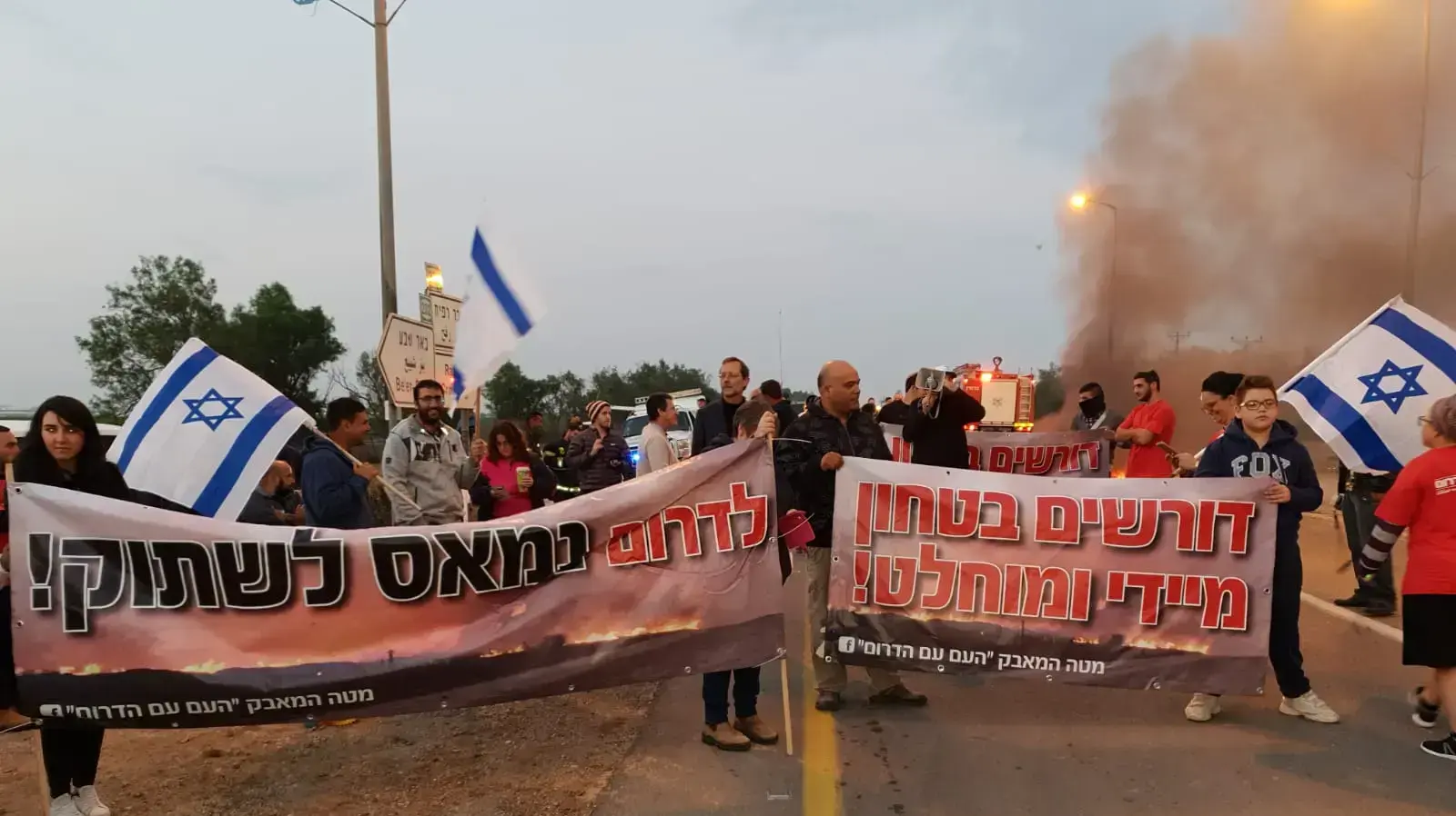 מחאת תושבי הדרום: מפגינים ליד מעבר כרם שלום, 14 בנובמבר 2018 מחאת תושבי הדרום: מפגינים ליד מעבר כרם שלום, 14 בנובמבר 2018