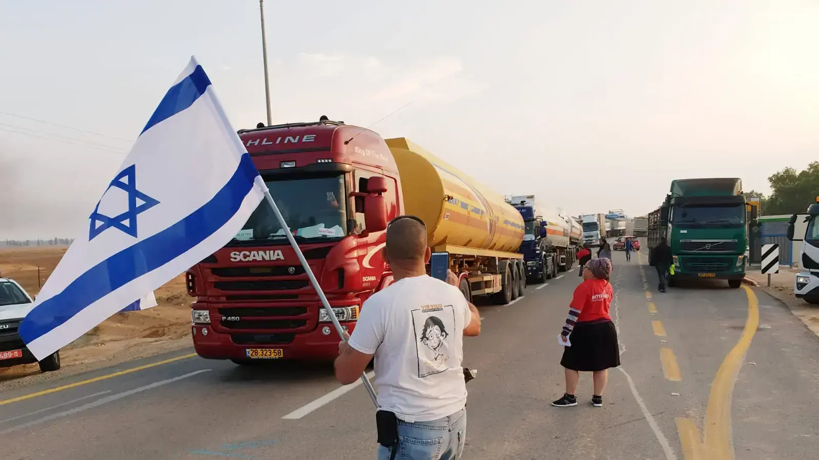 הפגנת תושבי הדרום כנגד אספקת חומרי הבנייה למנהרות ליד מעבר כרם שלום,נובמבר 2018 הפגנת תושבי הדרום כנגד אספקת חומרי הבנייה למנהרות ליד מעבר כרם שלום,נובמבר 2018