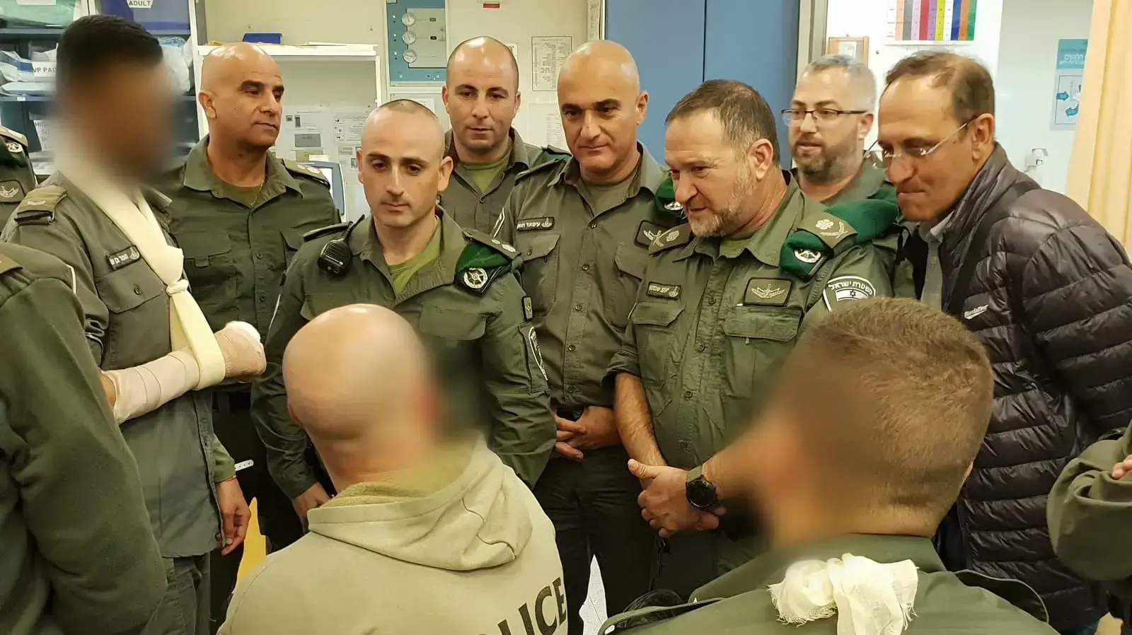 מפקד משמר הגבול של משטרת ישראל, ניצב יעקב (קובי) שבתאי מלווה במפקד מג"ב ירושלים, תנ"צ עימאד חסן ביקרו הלילה בבית החולים שערי צדק את הלוחמים והשוטרים שנפצעו בפיגוע הדקירה בתחנת עוז בירושלים, 15 בנובמבר 2018 מפקד משמר הגבול של משטרת ישראל, ניצב יעקב (קובי) שבתאי מלווה במפקד מג"ב ירושלים, תנ"צ עימאד חסן ביקרו הלילה בבית החולים שערי צדק את הלוחמים והשוטרים שנפצעו בפיגוע הדקירה בתחנת עוז בירושלים, 15 בנובמבר 2018