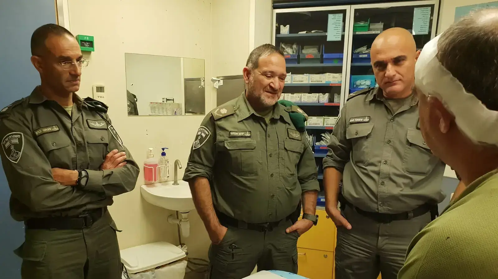 מפקד משמר הגבול של משטרת ישראל, ניצב יעקב (קובי) שבתאי מלווה במפקד מג"ב ירושלים, תנ"צ עימאד חסן ביקרו הלילה בבית החולים שערי צדק את הלוחמים והשוטרים שנפצעו בפיגוע הדקירה בתחנת עוז בירושלים, 15 בנובמבר 2018 מפקד משמר הגבול של משטרת ישראל, ניצב יעקב (קובי) שבתאי מלווה במפקד מג"ב ירושלים, תנ"צ עימאד חסן ביקרו הלילה בבית החולים שערי צדק את הלוחמים והשוטרים שנפצעו בפיגוע הדקירה בתחנת עוז בירושלים, 15 בנובמבר 2018