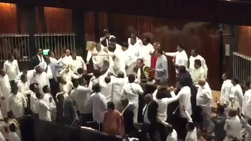 חילופי מהלומות - חבר פרלמנט בסרי לנקה אושפז ואחר נאשם בשליפת סכין במהלך קטטה בבניין הפרלמנט בקולומבו