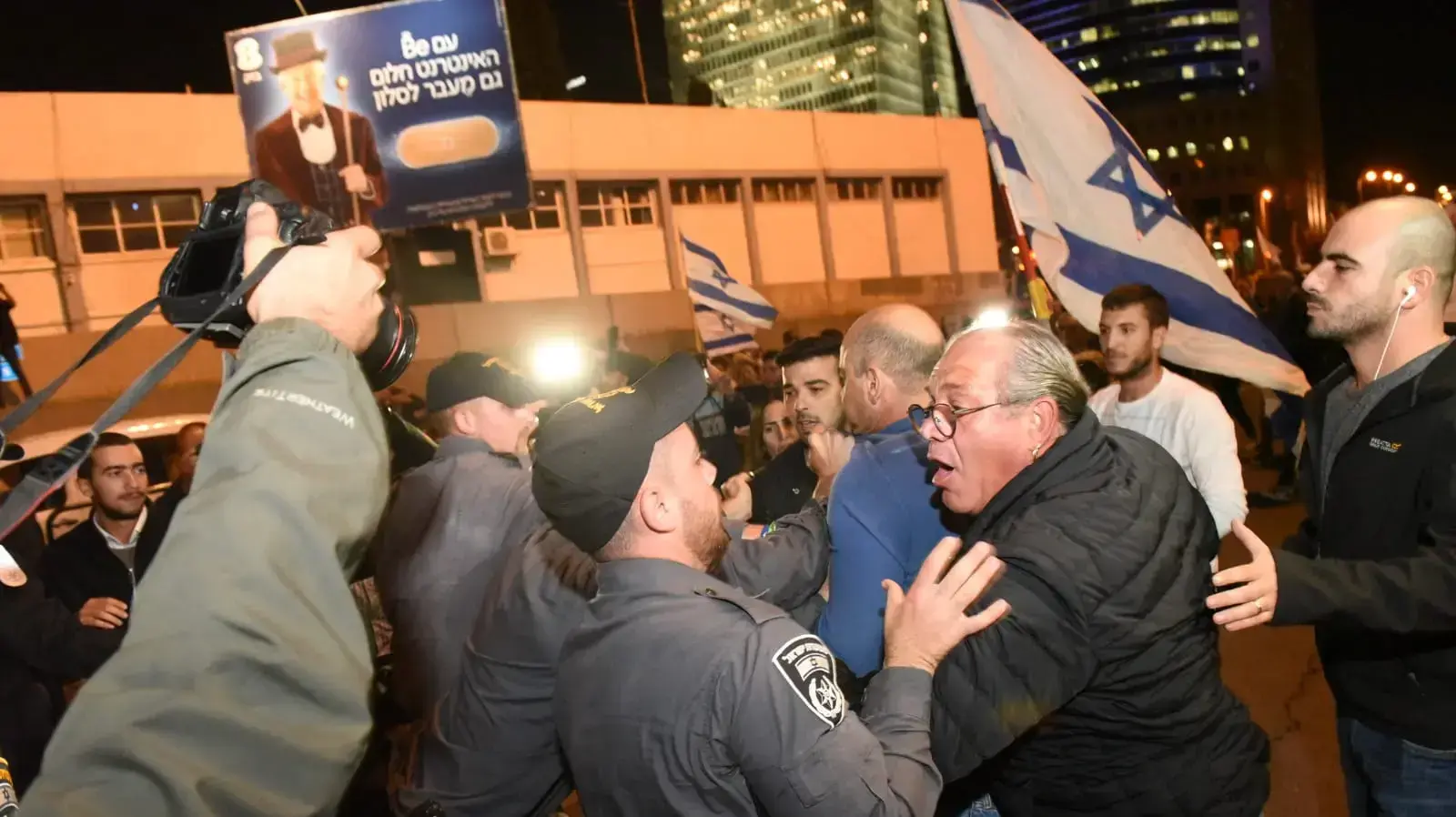 הפגנת "נקראים לדגל" למען תושבי הדרום, צומת עזריאלי, תל אביב 15 בנובמר 2018 הפגנת "נקראים לדגל" למען תושבי הדרום, צומת עזריאלי, תל אביב 15 בנובמר 2018