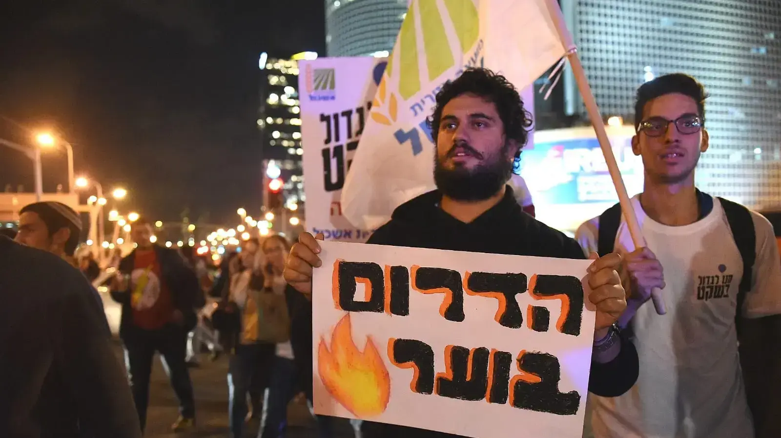 הפגנת "נקראים לדגל" למען תושבי הדרום, צומת עזריאלי, תל אביב 15 בנובמר 2018 הפגנת "נקראים לדגל" למען תושבי הדרום, צומת עזריאלי, תל אביב 15 בנובמר 2018