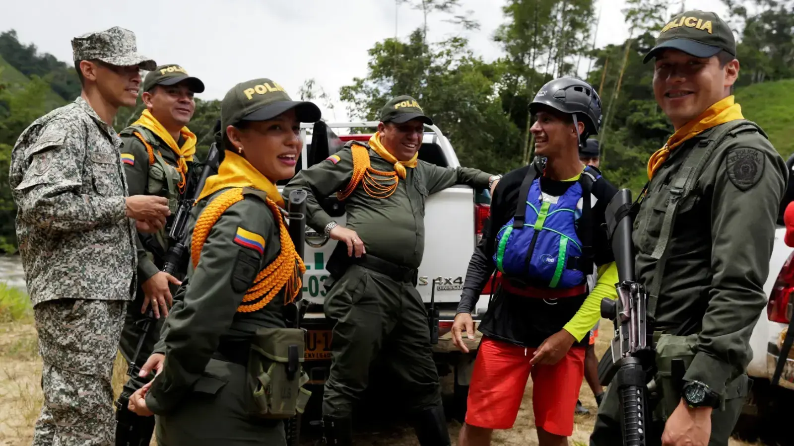 לוחם לשעבר במחתרת FARC משוחח עם שוטרים וחיילים במירוולה, קולומביה, 9 בנובמבר 2018 לוחם לשעבר במחתרת FARC משוחח עם שוטרים וחיילים במירוולה, קולומביה, 9 בנובמבר 2018