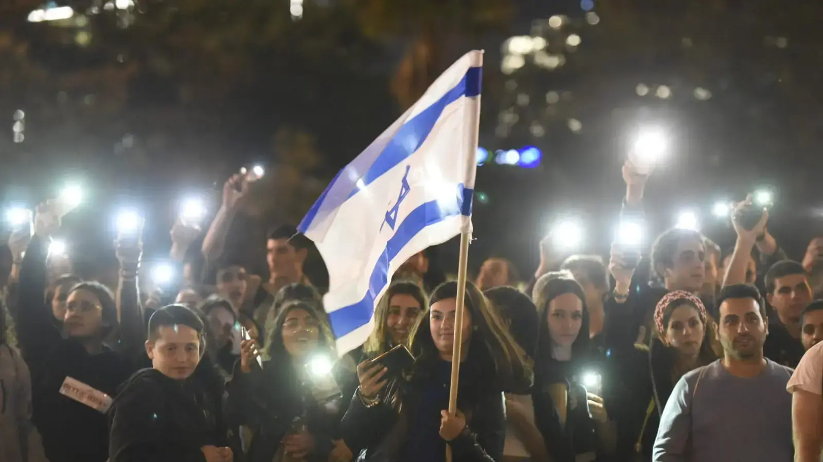 הפגנת "נקראים לדגל" למען תושבי הדרום, צומת עזריאלי, תל אביב 15 בנובמר 2018 הפגנת "נקראים לדגל" למען תושבי הדרום, צומת עזריאלי, תל אביב 15 בנובמר 2018