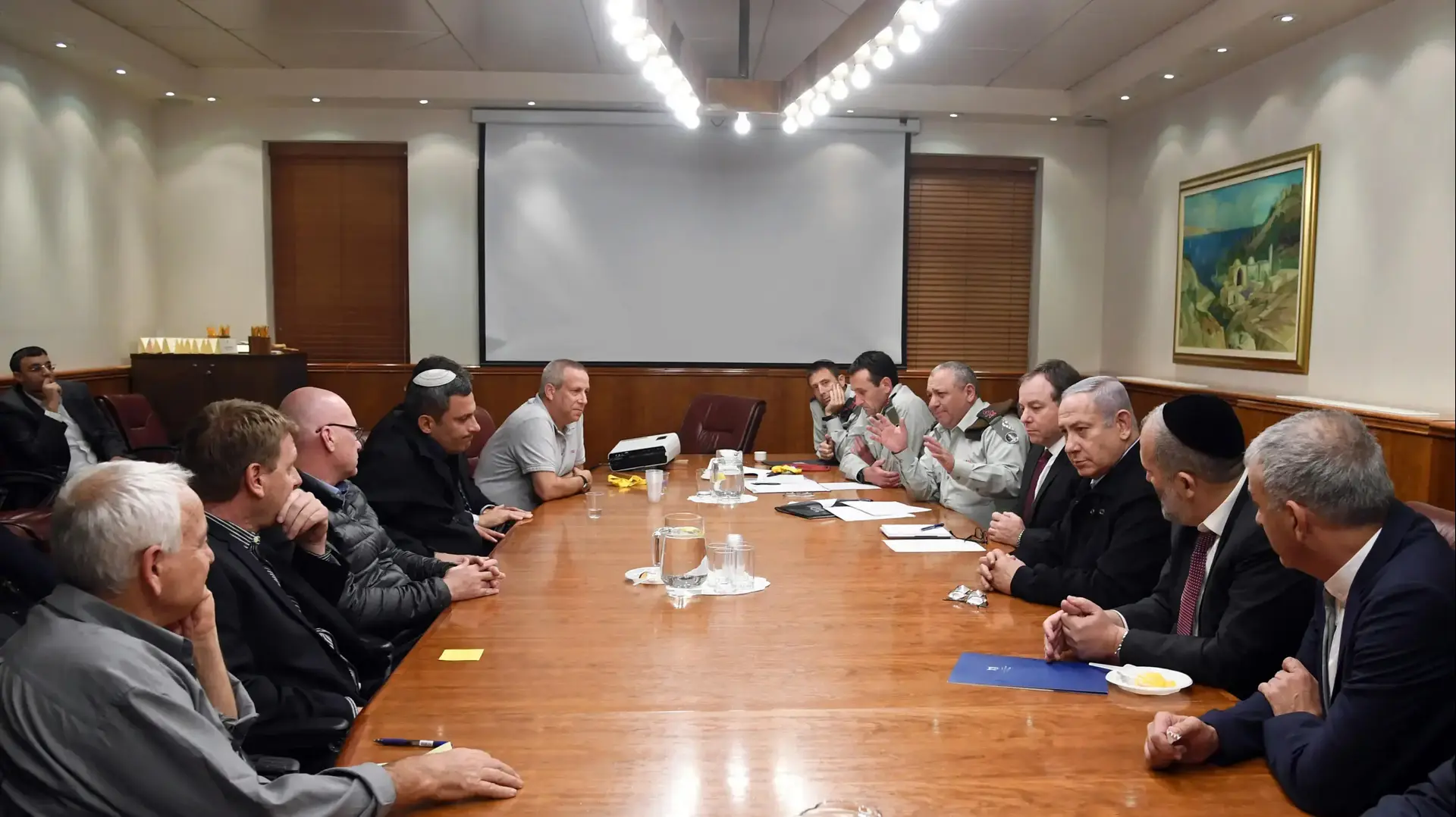 ראש הממשלה בנימין נתניהו נפגש עם ראשי הרשויות מעוטף עזה. ראש הממשלה בנימין נתניהו נפגש עם ראשי הרשויות מעוטף עזה.