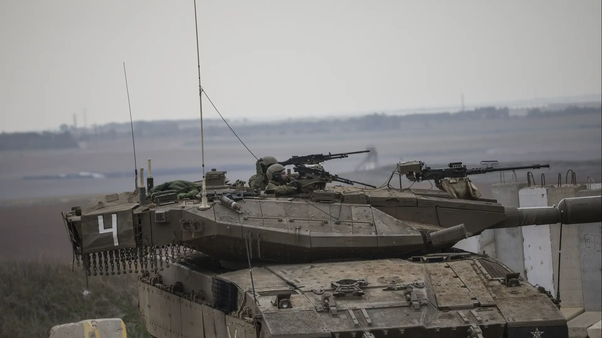 חיילים עם טנקים בגבול רצועת עזה חיילים עם טנקים בגבול רצועת עזה
