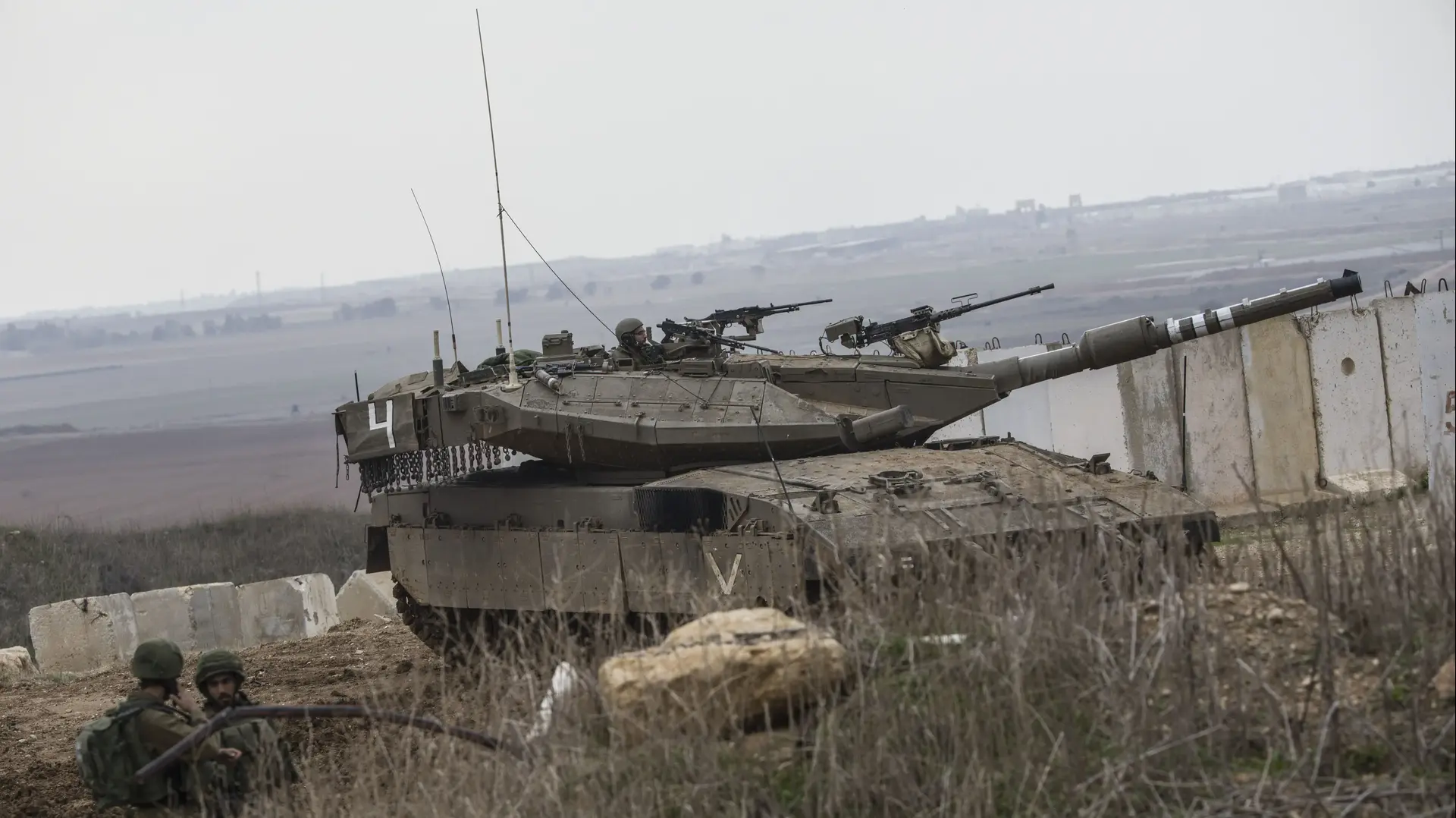 חיילים עם טנקים בגבול רצועת עזה חיילים עם טנקים בגבול רצועת עזה