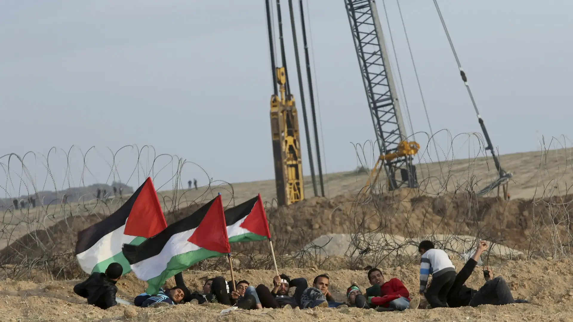 פלסטינים מפגינים ברצועת עזה 16 בנובמבר 2018 פלסטינים מפגינים ברצועת עזה 16 בנובמבר 2018