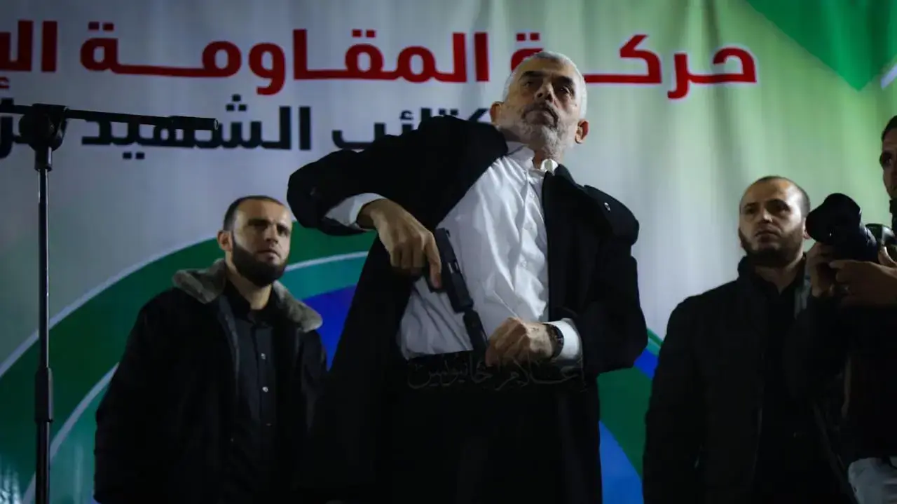 יחיא סינוואר עם הציוד שנלקח מכוח צה"ל בתקרית בעזה - 16 נובמבר 2018 יחיא סינוואר עם הציוד שנלקח מכוח צה"ל בתקרית בעזה - 16 נובמבר 2018
