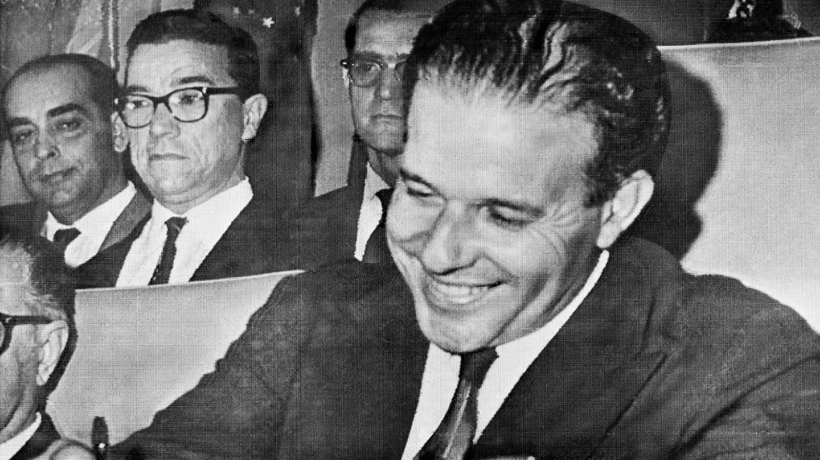 נשיא ברזיל ז'ואאו גולאר חותם על מסמכי הכניסה שלו לתפקיד, 8 בספטמבר 1961 נשיא ברזיל ז'ואאו גולאר חותם על מסמכי הכניסה שלו לתפקיד, 8 בספטמבר 1961