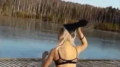 קפצה לאגם קפוא ברוסיה ושברה את הקרסול קפצה לאגם קפוא ברוסיה ושברה את הקרסול