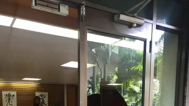 חלונות מנופצים בפרלמנט של פפואה גינאה החדשה, 20 בנובמבר 2018