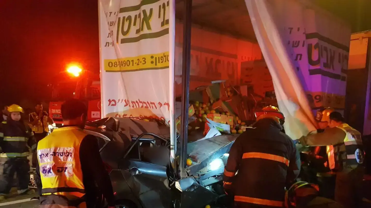 תאונת דרכים בין רכב פרטי למשאית במחלף קסם כביש 6, 20 בנובמבר 2018 תאונת דרכים בין רכב פרטי למשאית במחלף קסם כביש 6, 20 בנובמבר 2018
