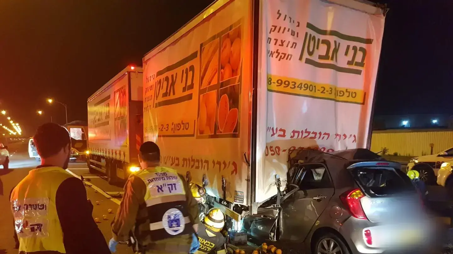 תאונת דרכים בין רכב פרטי למשאית במחלף קסם כביש 6, 20 בנובמבר 2018 תאונת דרכים בין רכב פרטי למשאית במחלף קסם כביש 6, 20 בנובמבר 2018
