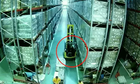 גיף מלגזה מפילה מחסן שלם גיף מלגזה מפילה מחסן שלם