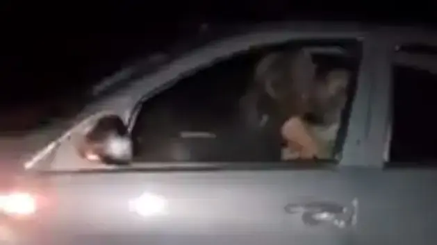 זוג עושה סקס ברכב נוסע