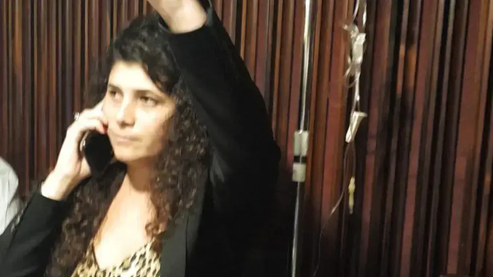שרו השכל מצביעה עם הקואליציה מחוברת לאינפוזיה שרו השכל מצביעה עם הקואליציה מחוברת לאינפוזיה