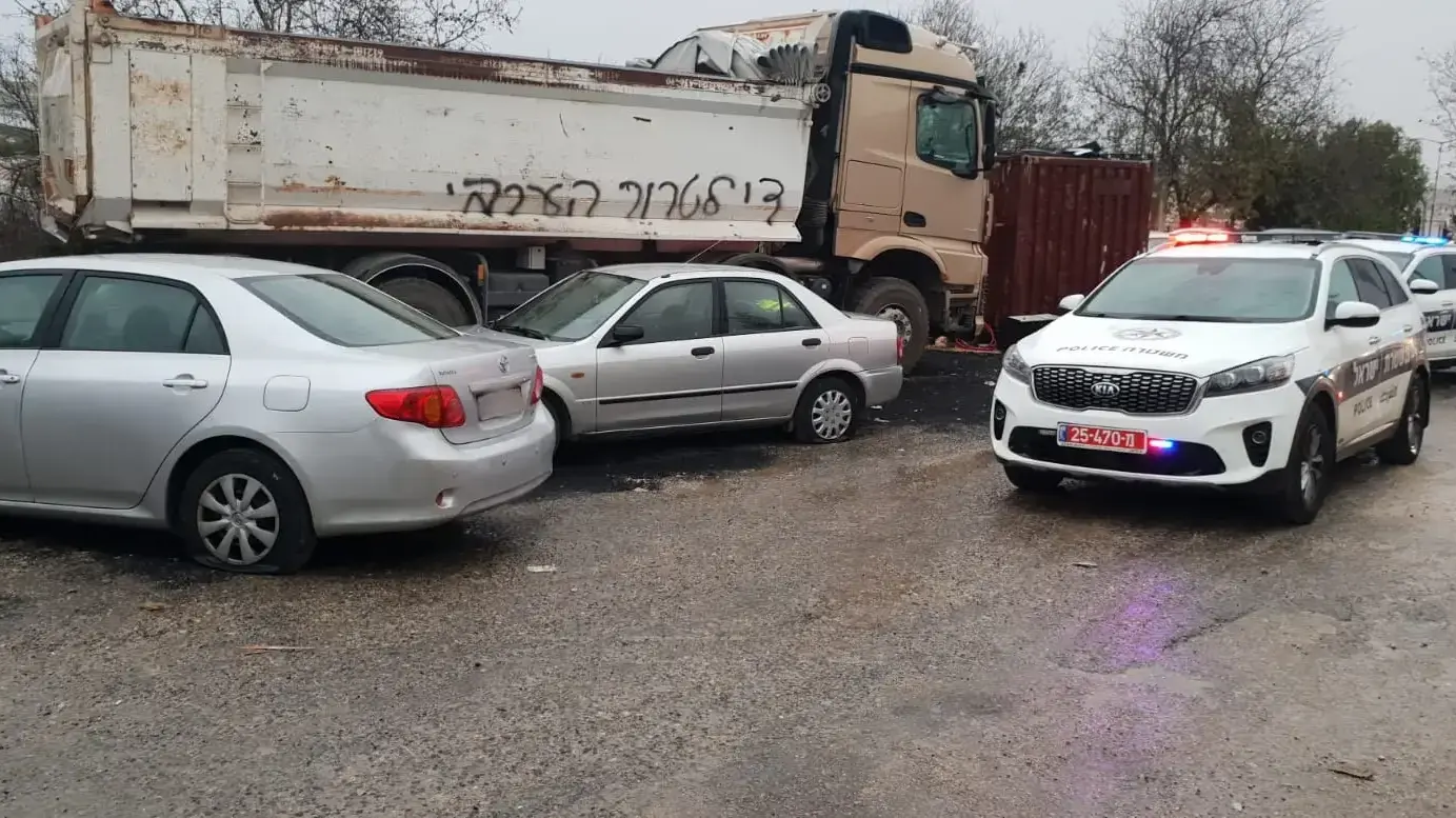 נוקבו צמיגים של כלי רכב ורוססו כתובות באמצעות ספריי צבע על מספר כלי רכב חונים ב 2 זירות במזרח ובצפון ירושלים נוקבו צמיגים של כלי רכב ורוססו כתובות באמצעות ספריי צבע על מספר כלי רכב חונים ב 2 זירות במזרח ובצפון ירושלים
