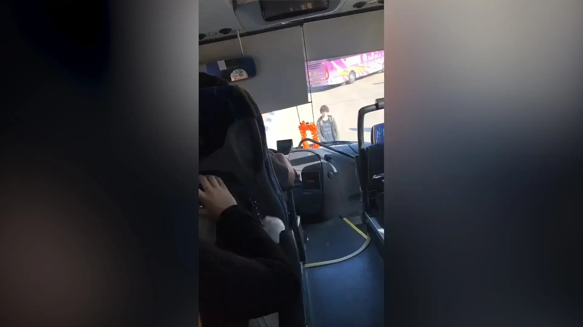 נהג הסעות במועצה האזורית מרחבים תועד מקלל את אחד הילדים