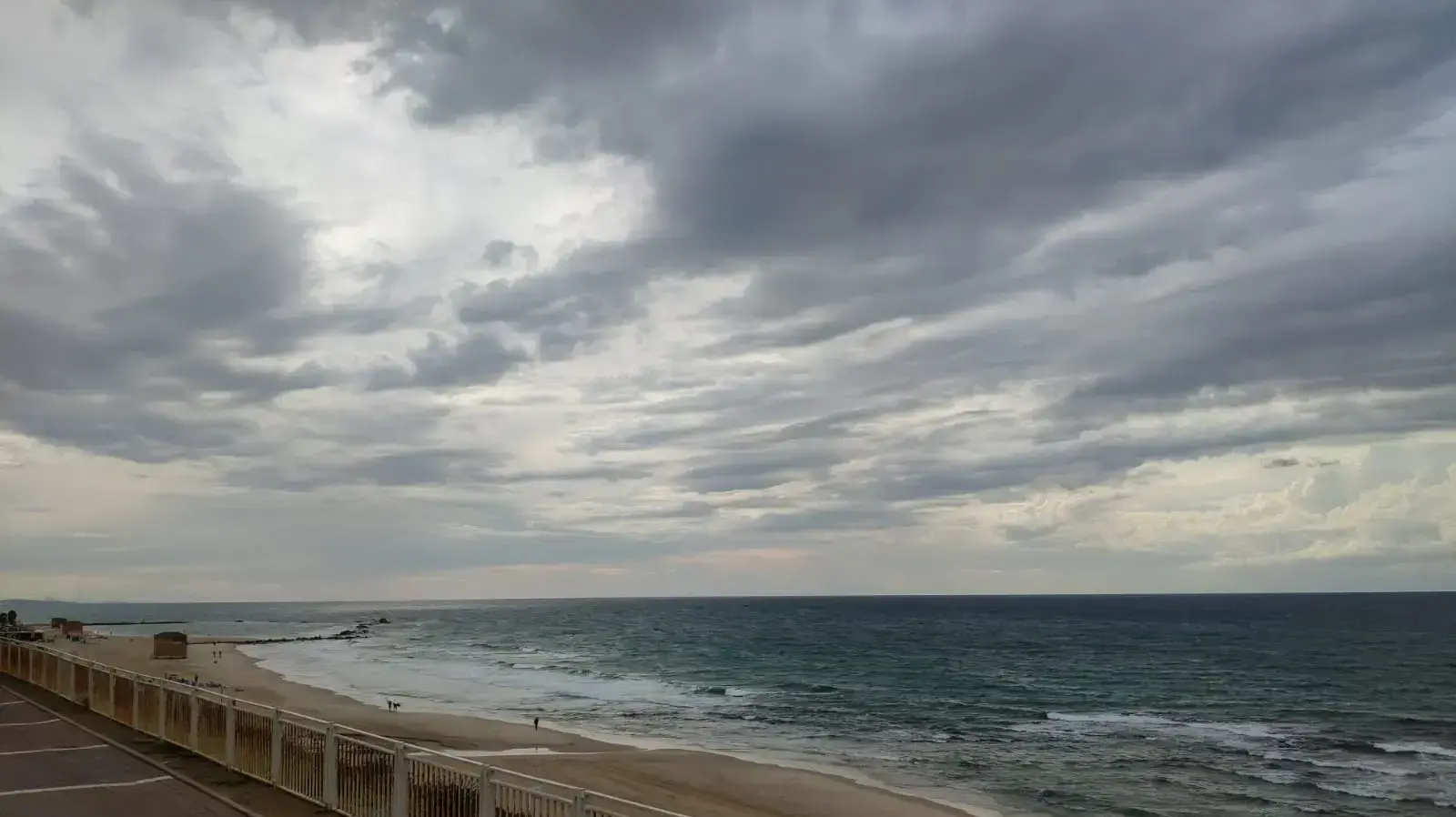 טיילת בחוף בת ים טיילת בחוף בת ים