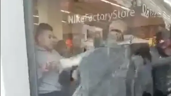 קטטה אלימה באירועי בלאק פריידי בחנות נייקי חולון - 23 בנובמבר 2018 קטטה אלימה באירועי בלאק פריידי בחנות נייקי חולון - 23 בנובמבר 2018