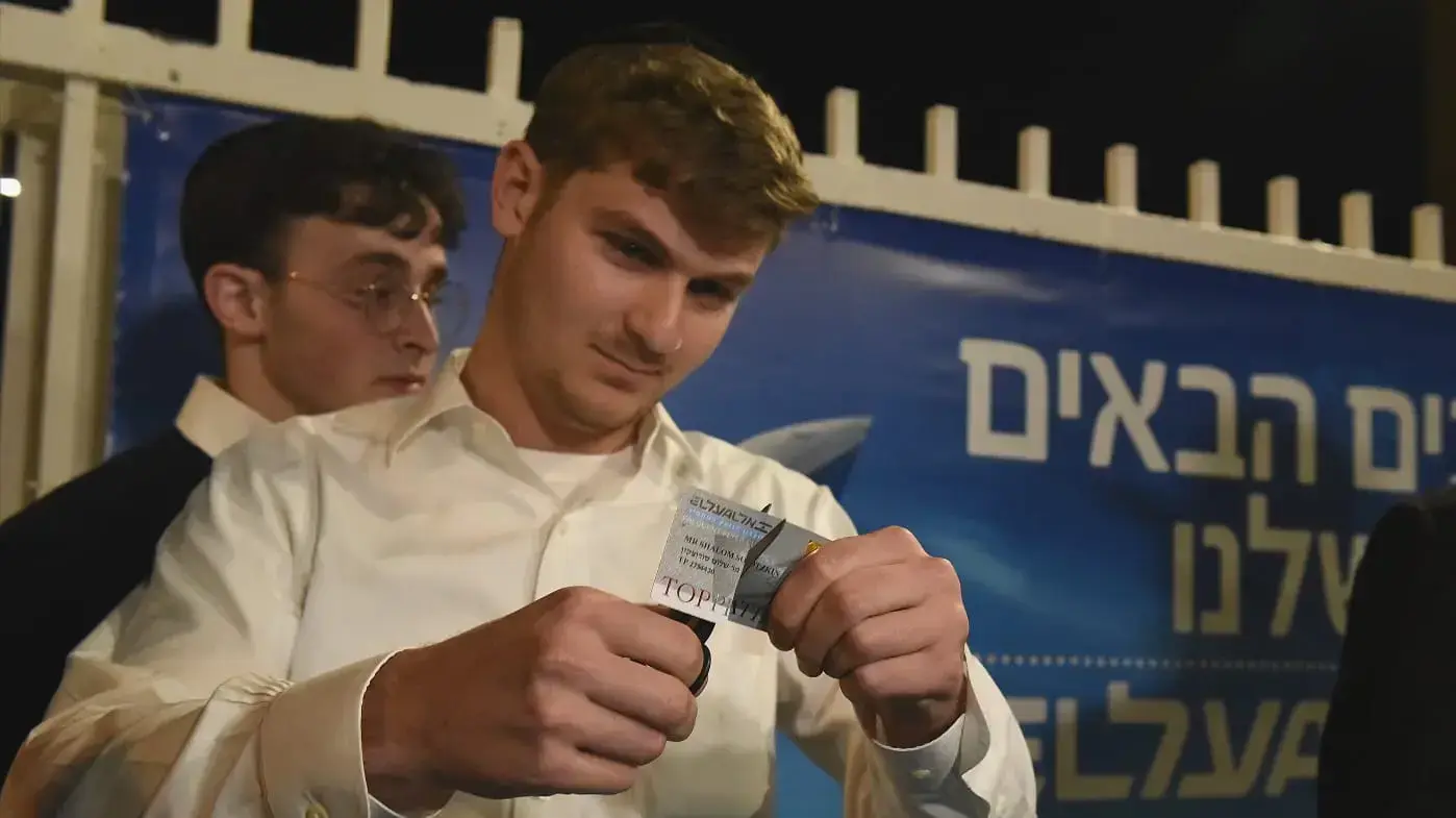 חרדי גוזר את כרטיסי הטופ והפלטינום של אל על, במחאה על היחס המזלזל 