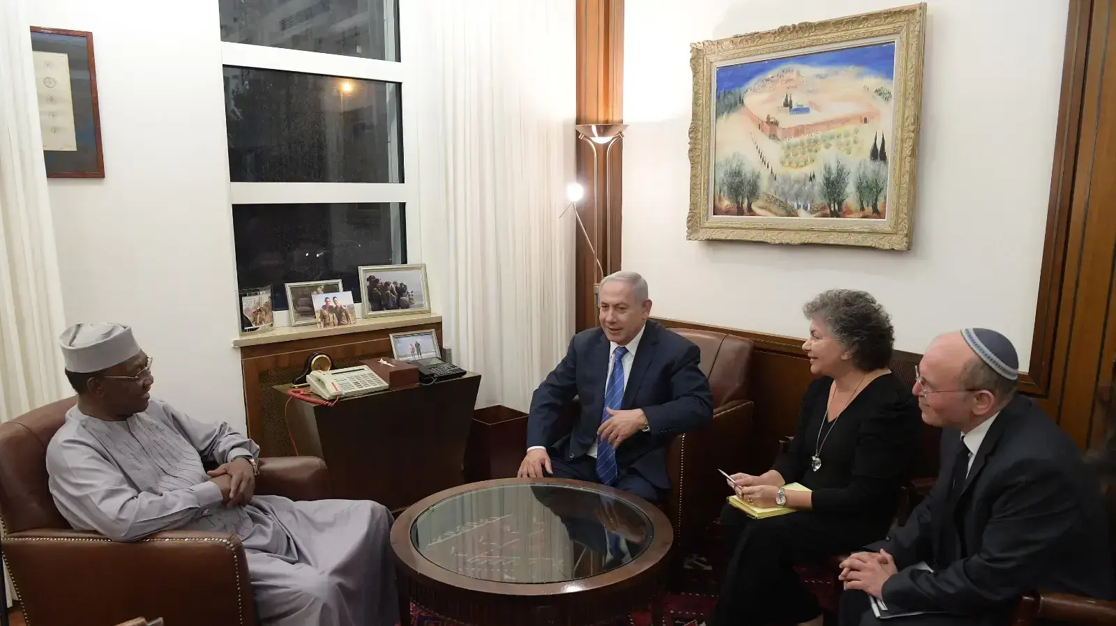 ראש הממשלה בנימין נתניהו עם נשיא הרפובליקה של צ'אד אידריס דבי, לשכת רה"מ, ירושלים 25 בנובמר 2018
ראש הממשלה בנימין נתניהו עם נשיא הרפובליקה של צ'אד אידריס דבי, לשכת רה"מ, ירושלים 25 בנובמר 2018