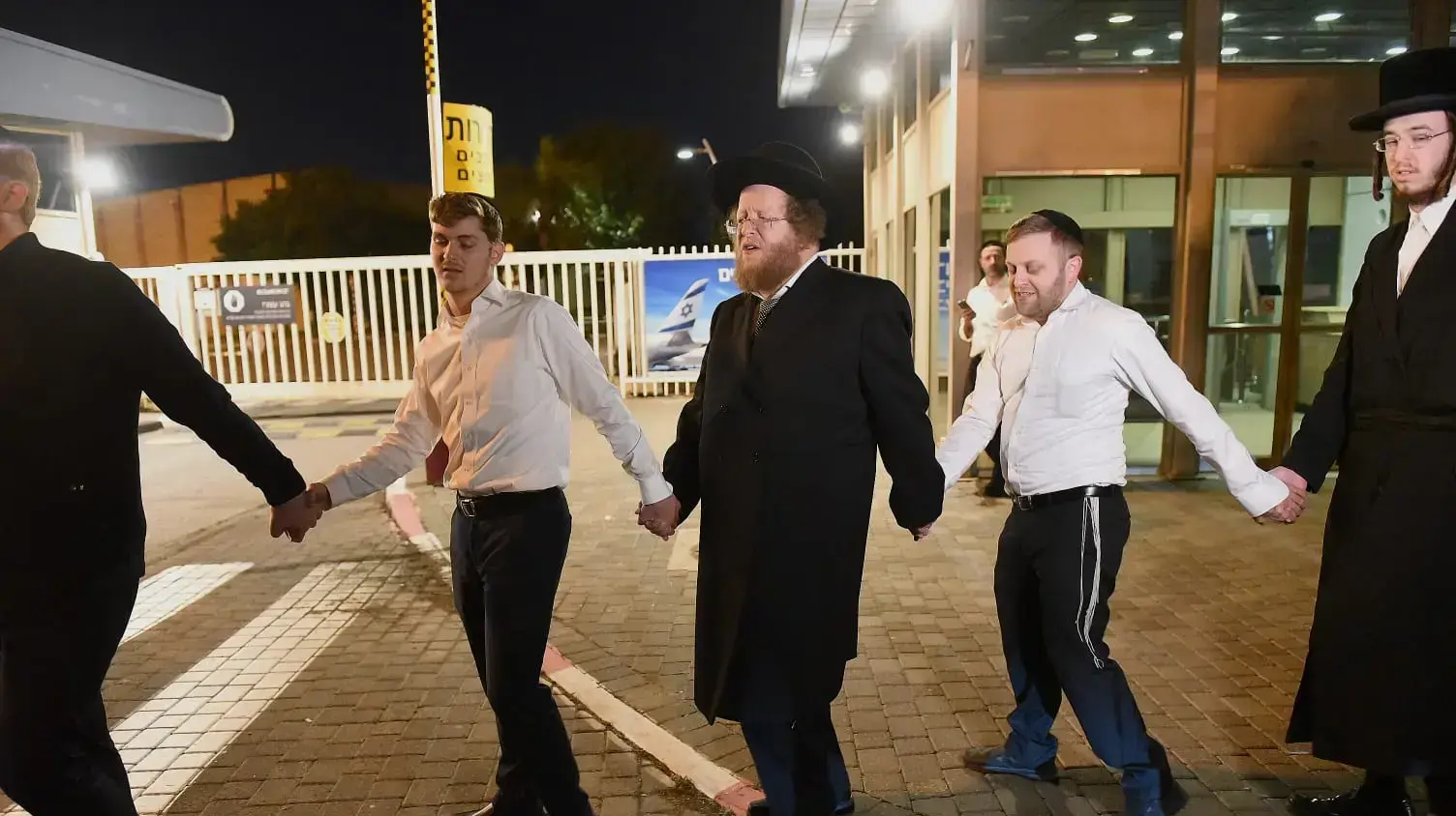 חרדים צוהלים על רקע ההחלטה לגזור את כרטיסי הטופ והפלטינום של אל על, במחאה על היחס המזלזל חרדים צוהלים על רקע ההחלטה לגזור את כרטיסי הטופ והפלטינום של אל על, במחאה על היחס המזלזל