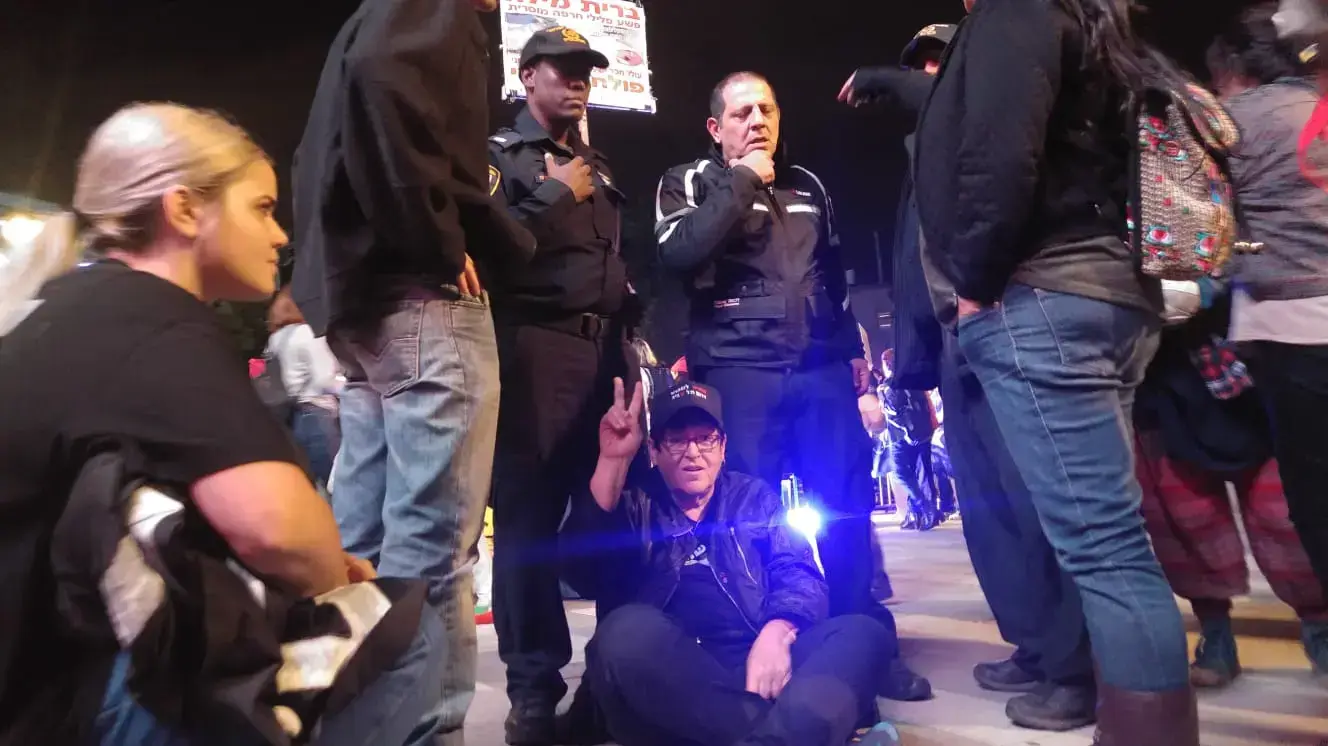 הפעילה שפי פז נעצרה בעצרת המחאה לאלימות בלפי נשים בתל אביב הפעילה שפי פז נעצרה בעצרת המחאה לאלימות בלפי נשים בתל אביב
